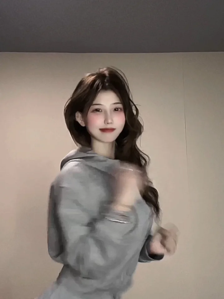 将葡萄放在小洞里榨汁
